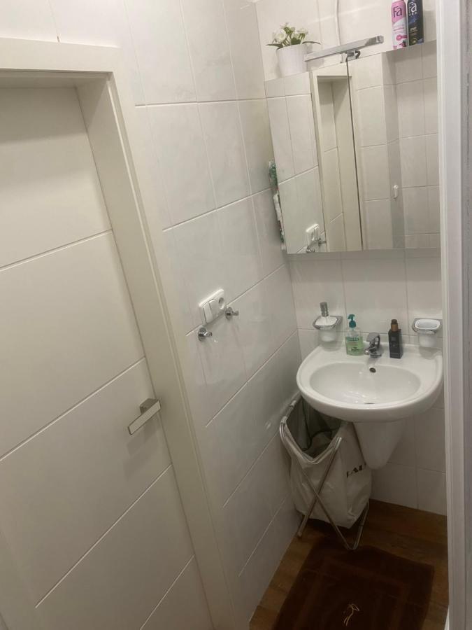 Apartmán 2+kk, 50 M2 V Klidne Lokalite. 10 Min Od Centra Prahy. Praha